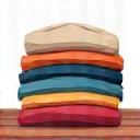 Gestapelte, saubere Kleidung in verschiedenen Größen, symbolisiert Kleiderkammer.